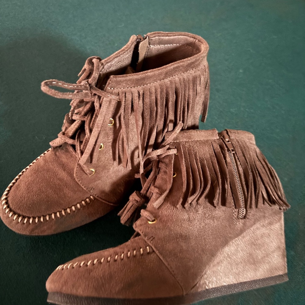 Maurice’s wedge fringe booties with zipper, sz 6.5.